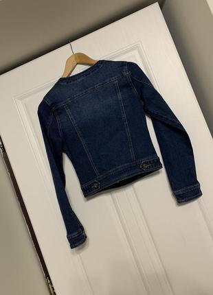 Коротка джинсова куртка m’sara темно- синя4 фото