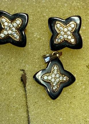 Серьги гвоздики с кулоном ”клевер” черные в золотые с камешками( медзолото)4 фото