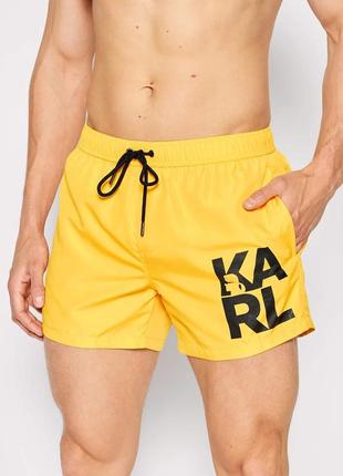 Мужские шорты плавательные karl lagerfeld желтого цвета.