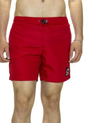 Чоловічі шорти плавальні karl lagerfeld червоного кольору.