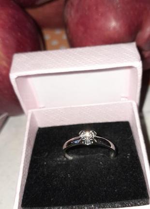 Кольцо перстень с бриллиантом