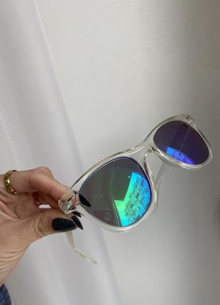 Очки в прозрачной пластиковой оправе зеркальные