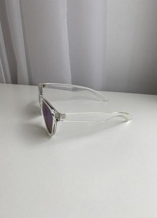 Очки в прозрачной пластиковой оправе зеркальные