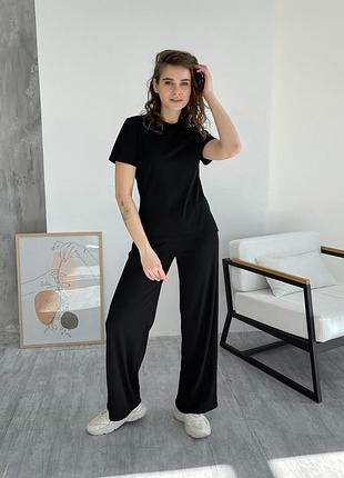 Костюм з широкими штанами та футболкою з рубчика
