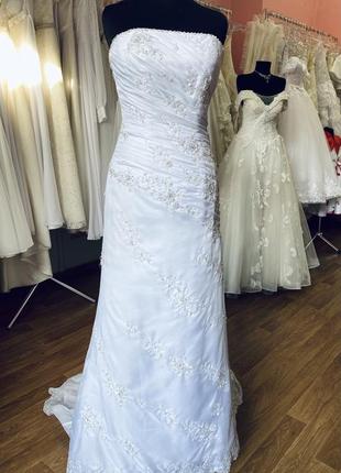 Невероятное свадебное платье со шлейфом.3 фото