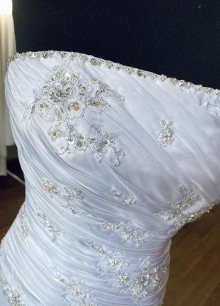Невероятное свадебное платье со шлейфом.5 фото