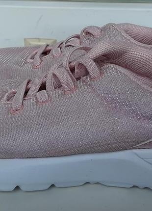 Пудровые кроссовки для девочки primark.