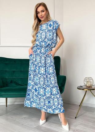 Голубое принтованное платье с боковым разрезом1 фото