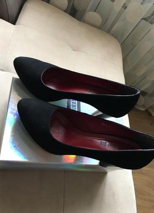 Классические стильные туфли на каблуке