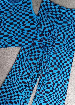 Трикотажний новий костюм, жилетка і широкі штани кльош в геометричний принт