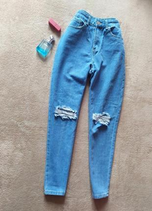 Якісні блакитні звужені джинси mom з потертостями висока талія1 фото