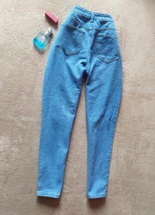 Якісні блакитні звужені джинси mom з потертостями висока талія3 фото