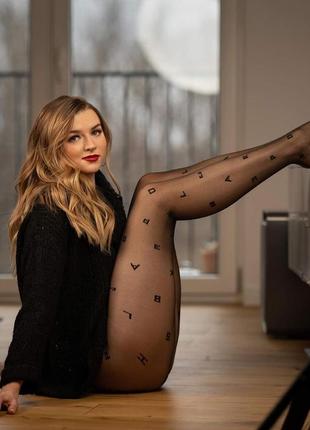 Оригинальные фантазийные колготки с узором буквы в телесном и черном цвете