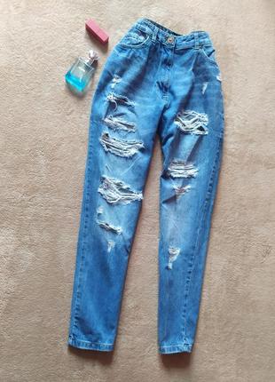 Стильные голубые джинсы mom с потёртостями высокая талия