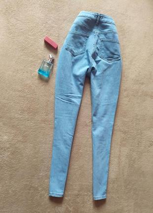 Стильные стрейчевые голубые джинсы скинни высокая талия с потертостями3 фото