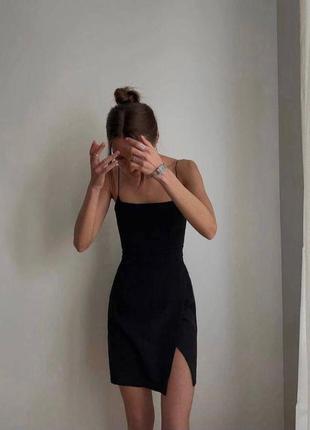 Женское черное мини платье с разрезом на бедре