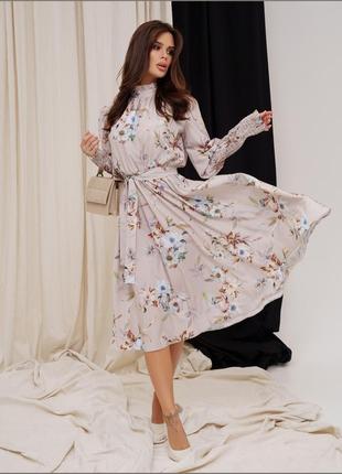 Бежевое приталенное платье с жаткой на манжетах