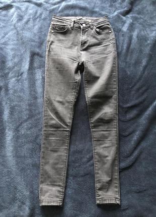 Джинси скінні