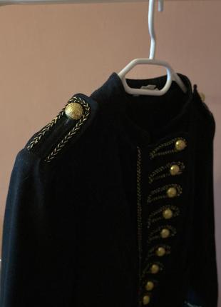 Черный пиджак с вышивкой и золотыми пуговицами6 фото