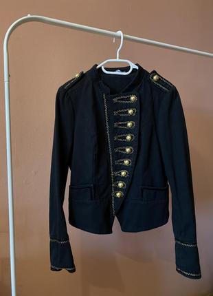 Черный пиджак с вышивкой и золотыми пуговицами5 фото