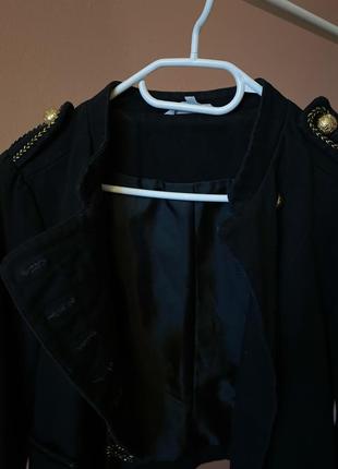 Черный пиджак с вышивкой и золотыми пуговицами7 фото