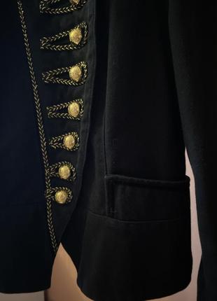 Черный пиджак с вышивкой и золотыми пуговицами9 фото