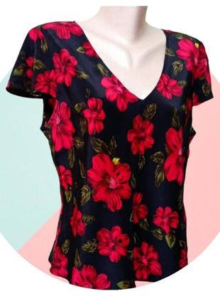 Шелковая блуза с цветочным принтом.