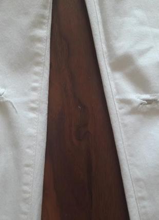 Стильные,белоснежные джинсы с дырками на  коленях.4 фото