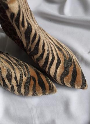 Чоботи, ботильйони, повномірний 40. стильні чобітки з тваринним принтом.9 фото