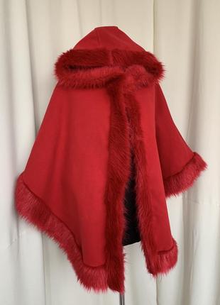 Красное пончо с мехом с капюшоном пальто накидка4 фото
