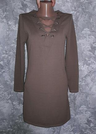 Практичное базовое платье на шнуровке 44 р.