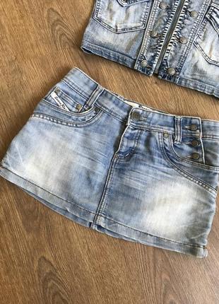 Стильный лук жилетка джинсовая юбка джинсовая шорты3 фото