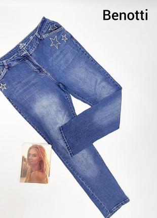 Жіночі сині джинси прямого крою з принтом зірок від бренду benotti