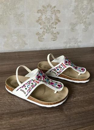 Босоножки, вьетнамки