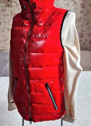 Женская пуховая жилетка безрукавка  tuzzi цвет красный алый металлик6 фото