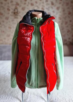Женская пуховая жилетка безрукавка  tuzzi цвет красный алый металлик3 фото