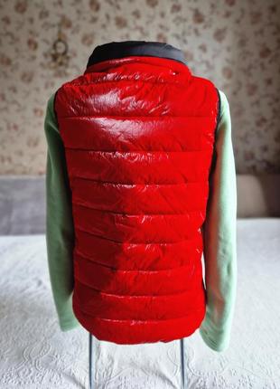 Женская пуховая жилетка безрукавка  tuzzi цвет красный алый металлик4 фото