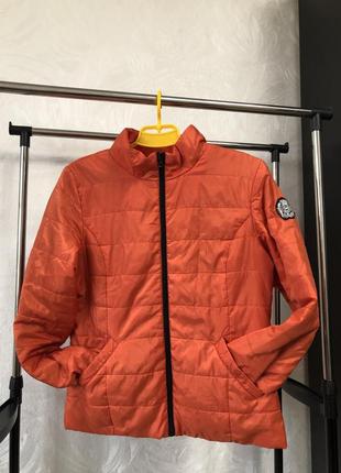 Оранжева куртка деми