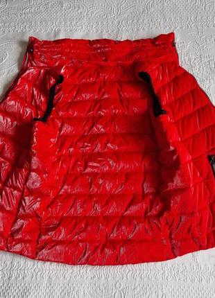 Женская пуховая жилетка безрукавка  tuzzi цвет красный алый металлик7 фото