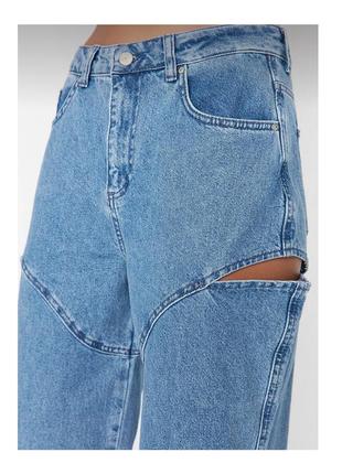 Женские джинсы с разрезами и кокеткой