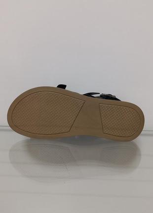 Жіночі чорні плетені сандалі з пряжками на низькому ходу8 фото