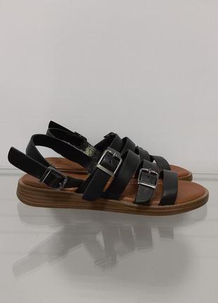 Жіночі чорні плетені сандалі з пряжками на низькому ходу5 фото