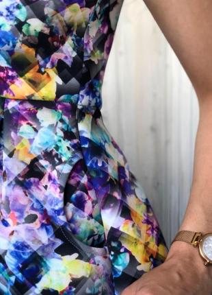 Шикарное яркое неопреновое платье со стоячей юбкой3 фото