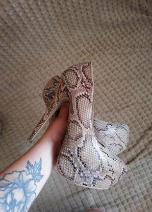 Шикарные туфли с питоновым змеиным принтом лабутены высокий каблук