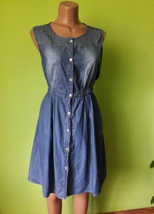 Стильне джинсове сукню з перфорацією