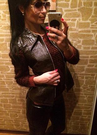 Эффектная лаковая жилетка под рептилию