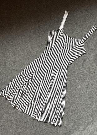 Стильное платье / сарафан в черно-белую полоску с красивой спинкой от bershka2 фото