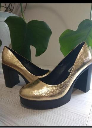 Жіночі святкові туфлі золотавого кольору.жіночі туілі на каблуку4 фото