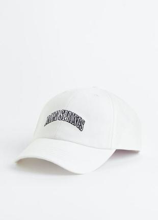 Стильная белая кепка с надписью от divided h&m