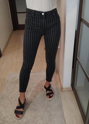 Джинси denim co смуги з необробленими краями.